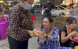 Nữ NSƯT từ Mỹ về: Phải mượn tiền để làm từ thiện ngay tại vỉa hè