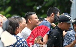 Chen chân xếp hàng mua vé Việt Nam - Malaysia, ‘phe vé’ ế khách