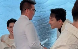 "Ông hoàng nhạc Việt" xuất hiện, Trấn Thành đứng bật dậy, cúi người chào lễ phép