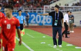 "Phù thủy" Kim Sang-sik và chiếc áo đen "vía lành"