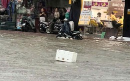 Đang trú mưa, hai người bị sét đánh thương vong