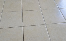 Vì sao ngày càng nhiều gia đình không còn dùng ron gạch màu trắng? 2 lựa chọn đang được ưu tiên hơn khi lát sàn