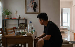 Ngày vợ cũ tái hôn, cô ấy gửi tôi một món quà, mở ra tôi mới hiểu vì sao mình không bao giờ quay lại được nữa