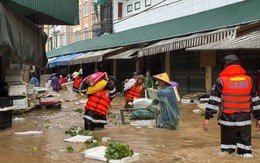 Mưa lớn nhấn chìm chợ đầu mối ở Lạng Sơn, gần 1.000 người xuyên đêm ứng cứu
