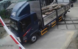 Xe tải vượt đường ray tông hỏng cần chắn, tài xế bị phạt 41,5 triệu đồng