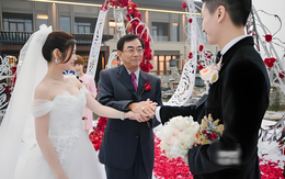 Ngày cưới, tôi bỏ bố đẻ để mời bố dượng lên sân khấu, nào ngờ món quà ông trao khiến cả hội trường chết lặng