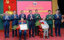 Đại tướng Phan Văn Giang trao Huy hiệu 80 năm tuổi Đảng tại Thái Nguyên