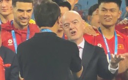 Chủ tịch FIFA lộ biểu cảm thú vị khi chúc mừng ĐTVN, HLV Kim Sang-sik đề nghị ngay một điều đặc biệt