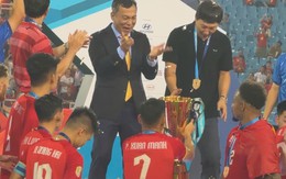 Xuân Mạnh có hành động cực tinh tế với HLV Kim Sang-sik khi ăn mừng, được chủ tịch VFF tán thưởng
