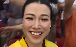 Á hậu Hoàng Oanh hò reo trên sân Mỹ Đình, mặc áo đôi với Patrik Lê Giang