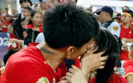 Dàn cầu thủ tuyển Việt Nam hôn vợ, khoe cúp gây bão mạng