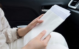 Tôi về ngoại nghỉ lễ sớm, mẹ chồng đưa 1 phong bì không có tiền nhưng lại chứa sự thật làm tôi nghẹn
