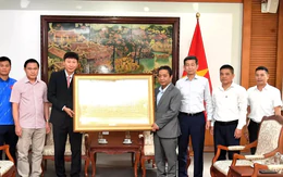 Thủ tướng Lê Minh Hưng tặng quà, gửi gắm kỳ vọng tới đội tuyển Việt Nam