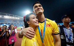 Lê Giang Patrik không nói yêu MC Hoàng Oanh nhưng mọi hành động đều là yêu trước hàng ngàn người ở sân Mỹ Đình