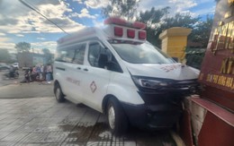 Xe cứu thương va chạm xe máy trên quốc lộ, tông đổ tường rào bệnh viện ở Hà Tĩnh