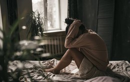 Người bị thiếu máu lên não thường có một biểu hiện sau khi thức dậy