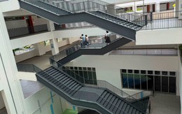 Bức ảnh cầu thang "kỳ lạ" của một trường học ở TP.HCM gây chú ý: Biết lý do đằng sau, nhiều phụ huynh gật gù "quá hay"