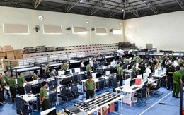 Nhóm lừa đảo xuyên quốc gia bị phát hiện vì... "quá ồn ào": Khám xét khẩn cấp đại bản doanh, tạm giữ 73 bộ máy tính, 134 ĐTDĐ, 34 USB