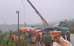 Tiếng khóc xé lòng của thân nhân người chết trong vụ xe khách lật ở Gia Lai