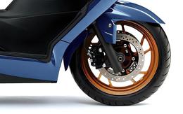 Suzuki Burgman 400 ABS trình làng bản nâng cấp tương thích xăng E10, gây sức ép lên Honda SH350i và Yamaha XMAX 300