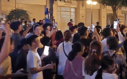 Khung cảnh giật mình trước nhà Huấn Hoa Hồng: TikToker, Youtuber tụ tập như "đi bão"!