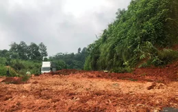 Mưa lớn gây sạt lở nhiều tuyến đường ở Lào Cai, ách tắc cục bộ