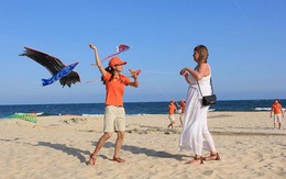 Phát hiện "con vật khổng lồ" trên bãi biển Sầm Sơn đúng dịp 2/9, hàng nghìn du khách chú ý