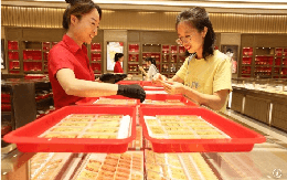 Hơn 1.300 tiệm vàng đóng cửa giữa lúc giá cao, nhu cầu lao dốc 34%: Chuyện gì xảy ra với tài sản ví như “của để dành” hàng đầu Trung Quốc?