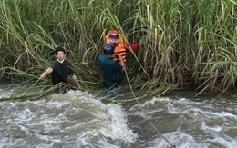 Qua cầu tràn, người phụ nữ bị nước lũ cuốn cả người và xe xuống suối