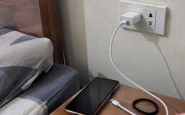 Lời khuyên cho những người để sạc điện thoại cắm điện 24/24