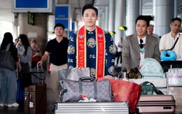 Trần Tiến Dũng diện áo dài ngũ thân về nước sau khi đoạt á vương quốc tế