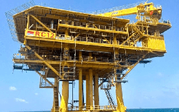 Đúng 11 giờ 11 phút ngày 11/9, công trình thép khổng lồ màu vàng rực cắm sâu xuống hàng nghìn mét ngoài khơi Việt Nam bắt đầu “phun ra tiền”