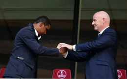 Chủ tịch FIFA lại 'nhúng chàm'