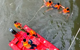 Nam thanh niên nhảy xuống sông Hương, để lại vé tàu và máy ảnh