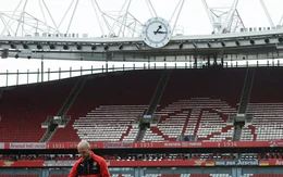Arsenal gặt hái thành công, người lao động ở Emirates vẫn lo mất việc