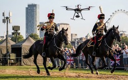 Quân đội Anh quay lại với ngựa trong thời đại của drone