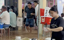 Lội nước ngang đầu gối ăn cưới giữa nước lũ