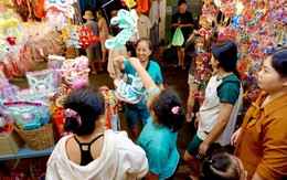 Cận Trung thu, tiểu thương phố lồng đèn ở TP.HCM vẫn 'ngóng' khách mua