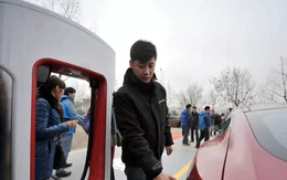 Nếu bán chính hãng ở Việt Nam, xe điện Tesla sẽ sạc thế nào?