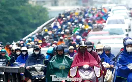 Hà Nội: Dòng xe ken đặc giữa mưa ngập và ùn tắc