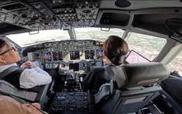 Nhà vua và Hoàng hậu Thái Lan tự lái máy bay đi công du thế nào?