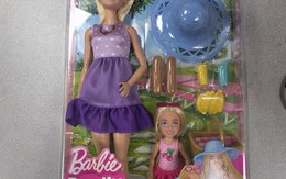 Mua búp bê về tặng con gái, phát hiện cảnh tượng kinh hãi khi mở hộp