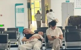 Một người ôm con đến kiệt sức, một người ôm điện thoại thờ ơ: Bức ảnh đó đã khiến hàng nghìn mẹ bỉm bật khóc