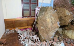 Mưa lớn gây sạt lở nhiều nơi ở Thanh Hoá, khối đá khổng lồ rơi trúng nhà dân