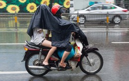 Mặc áo mưa khi đi xe máy: 5 cách tưởng giúp chống ướt tốt hơn lại có thể gây thêm rắc rối