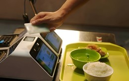 Một trường đại học phát hiện sinh viên khó khăn bằng lịch sử ăn uống, âm thầm gửi tiền suốt 10 năm