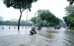 Hà Nội tiếp tục mưa dông, cấm phương tiện đi qua một số điểm ngập sâu
