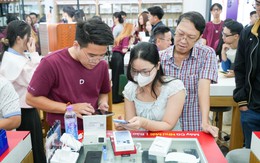 Chính thức mở bán iPhone 18 Pro series: Người Việt xếp hàng từ sáng sớm chờ nhận máy, bản "Pro Max" màu mới vẫn cháy hàng