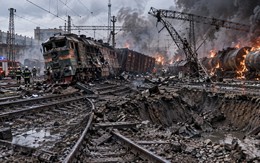 Mỗi tháng, Nga phá hủy 90 đầu máy xe lửa của Ukraine