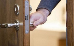 Đi công tác 3 tháng trở về, vợ nhất quyết không cho vào nhà: Tôi đá tung cửa và cảnh tượng sau đó khiến tôi chết lặng